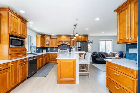 Kitchen - 8001 William Dr, Willowbrook, IL 60527 photo 2 of 8