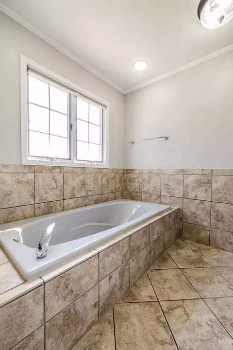 Bath - 8001 William Dr, Willowbrook, IL 60527 photo 3 of 8