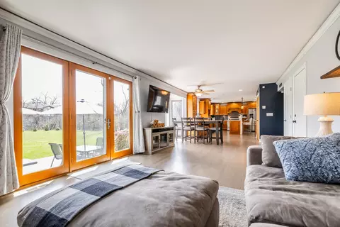 Living - 8001 William Dr, Willowbrook, IL 60527 photo 3 of 5