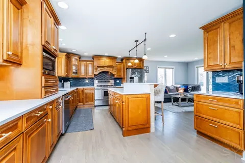 Kitchen - 8001 William Dr, Willowbrook, IL 60527 photo 3 of 8