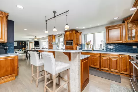 Kitchen - 8001 William Dr, Willowbrook, IL 60527 photo 6 of 8