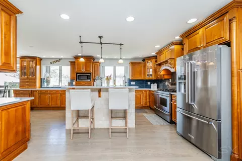 Kitchen - 8001 William Dr, Willowbrook, IL 60527 photo 5 of 8