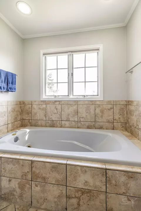Bath - 8001 William Dr, Willowbrook, IL 60527 photo 4 of 8