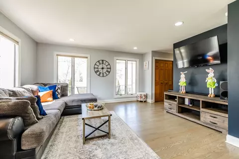 Living - 8001 William Dr, Willowbrook, IL 60527 photo 5 of 5