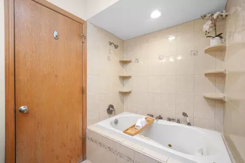 Bath - 2647 E Martha Pl, Burnham, IL 60633 photo 3 of 3