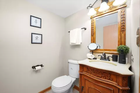 Bath - 2647 E Martha Pl, Burnham, IL 60633 photo 1 of 3