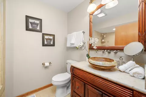 Bath - 2647 E Martha Pl, Burnham, IL 60633 photo 2 of 3