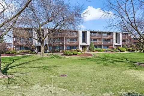5039 Briartree Ln #202, Burbank, IL 60459
