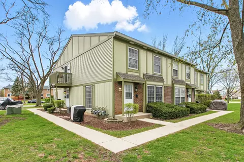 Exterior - 1653 Valley Forge Ct #B, Wheaton, IL 60189 photo 2 of 7