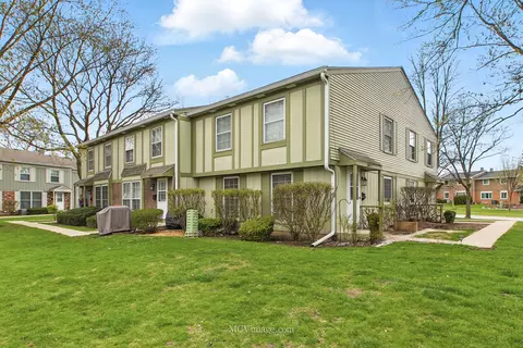 Exterior - 1653 Valley Forge Ct #B, Wheaton, IL 60189 photo 3 of 7