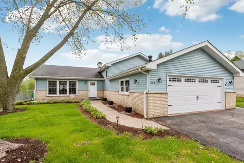 204 Oakleaf Rd, Lake In The Hills, IL 60156