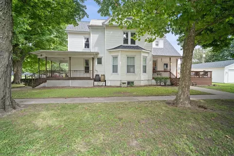 101 Elm St, Le Roy, IL 61752