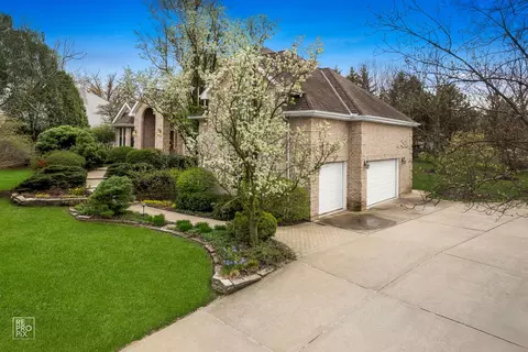 8970 Enclave Dr, Burr Ridge, IL 60527 photo 2