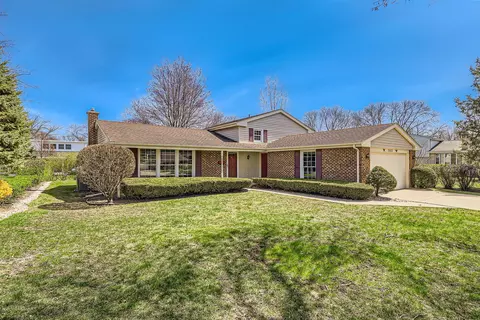 2935 N Windsor Dr, Arlington Heights, IL 60004