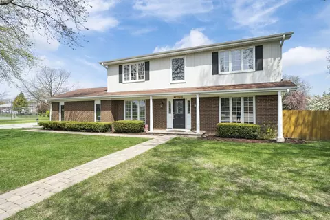 2350 E White Oak St, Mount Prospect, IL 60056