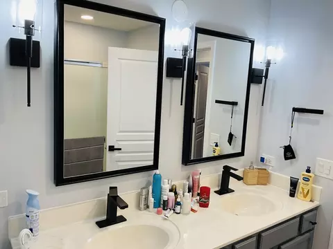 Bath - 2425 Birch St, Des Plaines, IL 60018 photo 2 of 4