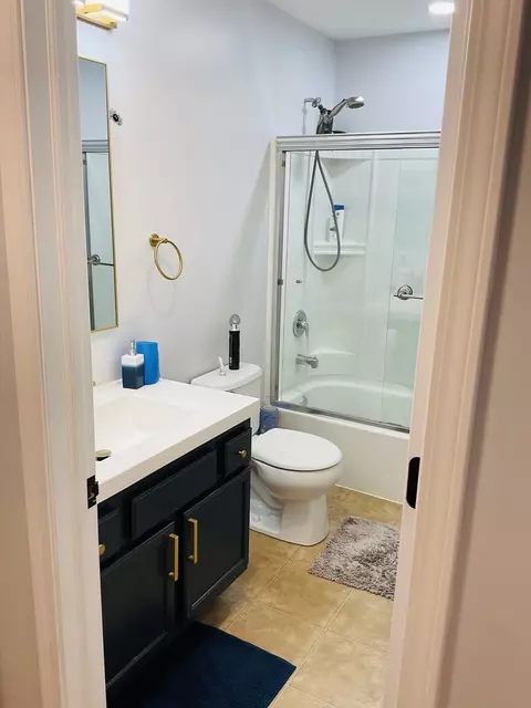 Bath - 2425 Birch St, Des Plaines, IL 60018 photo 4 of 4