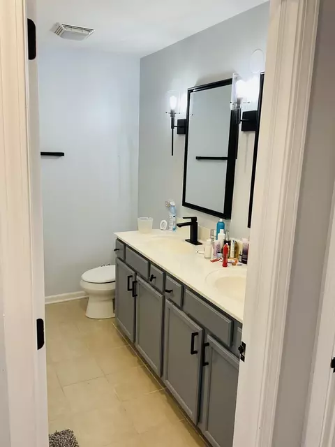 Bath - 2425 Birch St, Des Plaines, IL 60018 photo 1 of 4