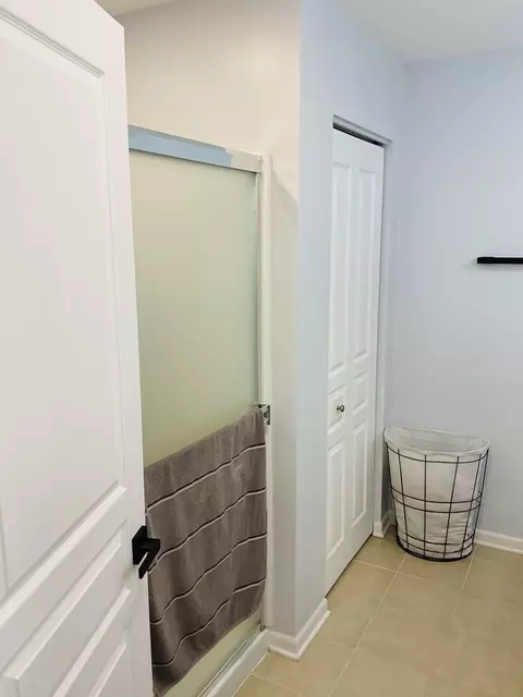 Bath - 2425 Birch St, Des Plaines, IL 60018 photo 3 of 4