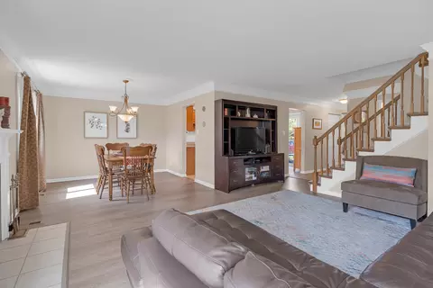 1256 Reading Ct, Wheaton, IL 60189 photo 5
