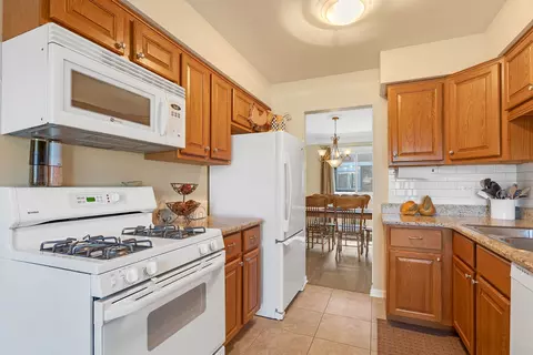 1256 Reading Ct, Wheaton, IL 60189 photo 8