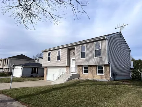 1170 Singleton Dr, Roselle, IL 60172 photo 2