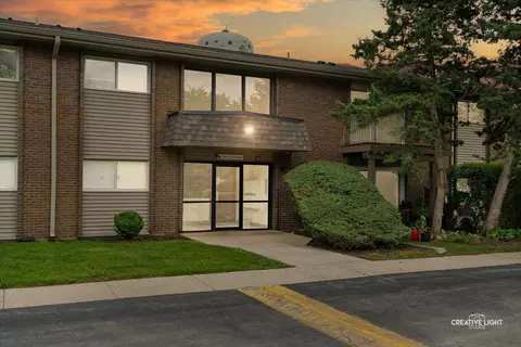 4425 Blackhawk Ln #201, Lisle, IL 60532