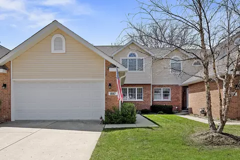 8562 Pearson Dr, Darien, IL 60561