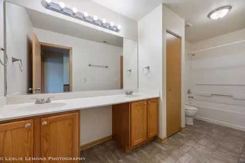 Bath - 2125 Union Mill Dr, Aurora, IL 60503 photo 2 of 2