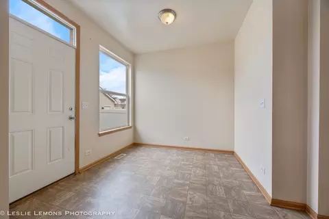 Entry Way - 2125 Union Mill Dr, Aurora, IL 60503 photo 2 of 4