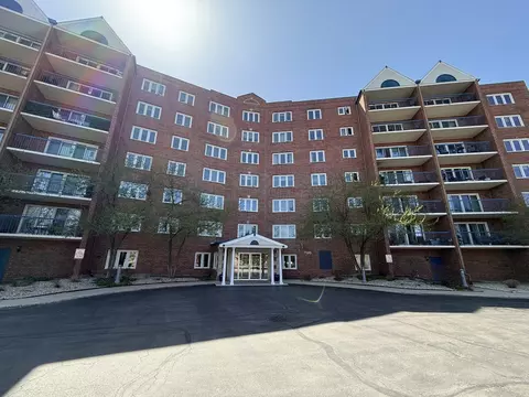 7120 N Milwaukee Ave #305, Niles, IL 60714