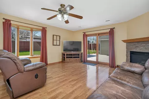 Living - 1713 Innercircle Dr, Crest Hill, IL 60403 photo 4 of 6