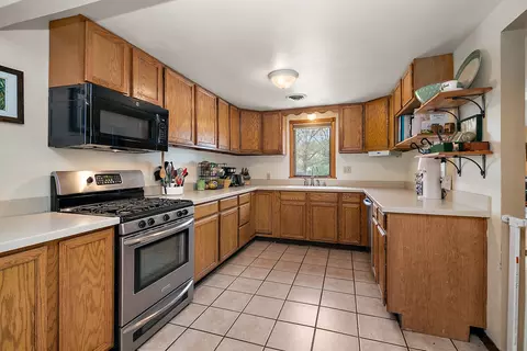 Kitchen - 4618 W Hilltop Dr, Kankakee, IL 60901 photo 2 of 2