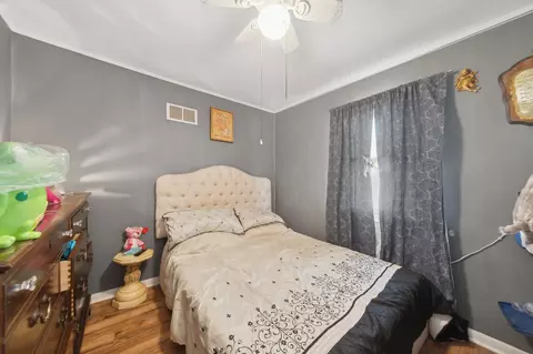 Bedroom - 864 E Thacker St, Des Plaines, IL 60016 photo 2 of 3