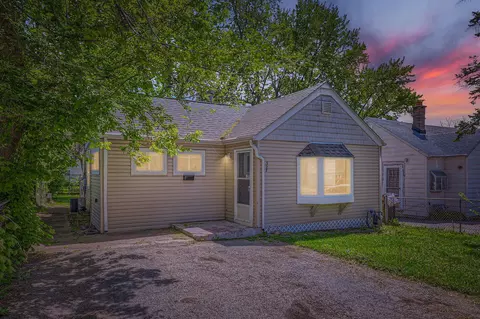 327 Fairlawn Dr, Round Lake Park, IL 60073