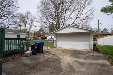 Exterior - 1910 E Taylor St, Bloomington, IL 61701 photo 3 of 9