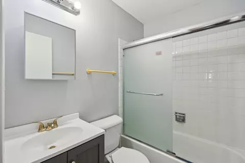Bath - 685 Brighton Pl, Wheeling, IL 60090 photo 3 of 3