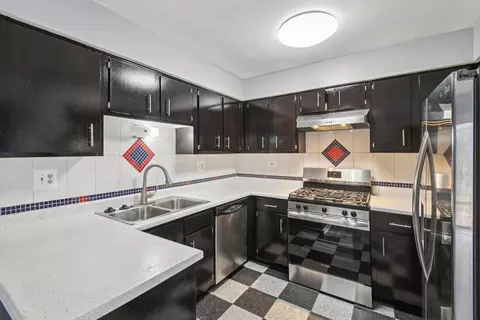 Kitchen - 685 Brighton Pl, Wheeling, IL 60090 photo 1 of 2