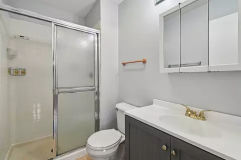 Bath - 685 Brighton Pl, Wheeling, IL 60090 photo 2 of 3