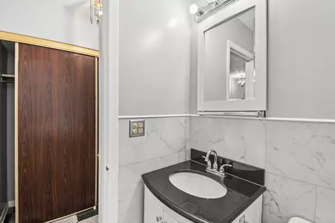 Bath - 685 Brighton Pl, Wheeling, IL 60090 photo 1 of 3