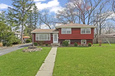 815 Silver Lake Rd, Cary, IL 60013