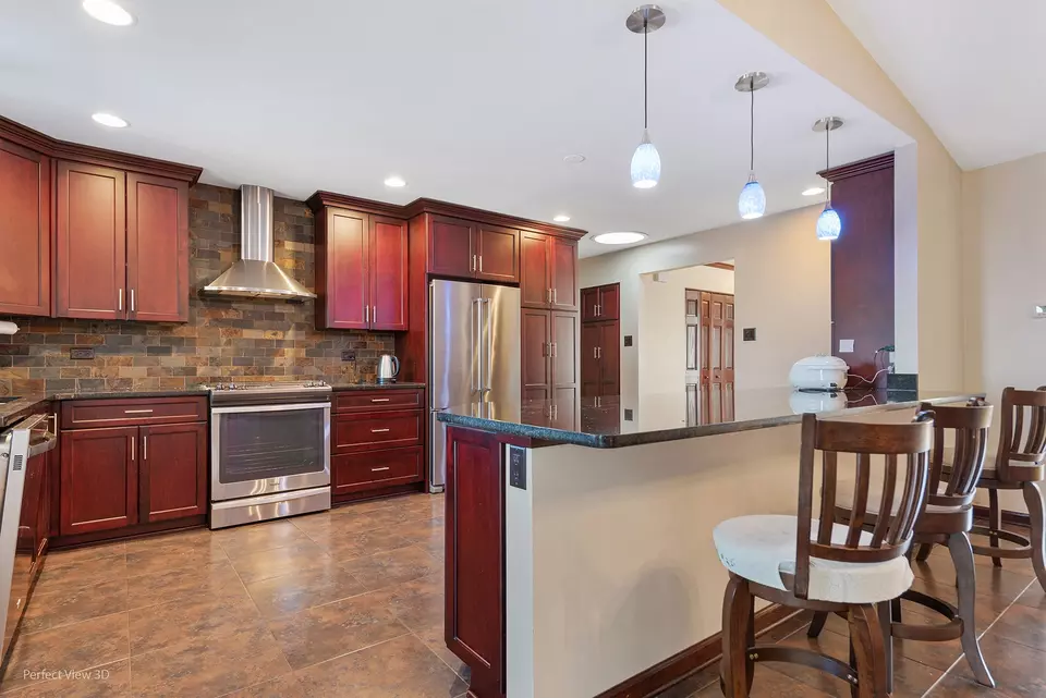 Kitchen - 17507 Pecan Ln, Tinley Park, IL 60487 photo 2 of 3