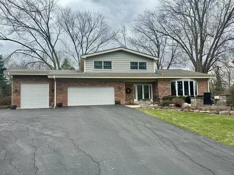655 Harvard Ave, Barrington, IL 60010