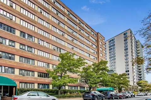 700 W Bittersweet Pl #807, Chicago, IL 60613