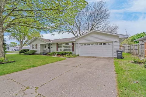 102 Robinson Dr, Morris, IL 60450