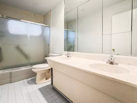 Bath - 1706 Garand Dr, Deerfield, IL 60015 photo 2 of 3