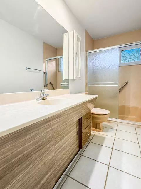 Bath - 1706 Garand Dr, Deerfield, IL 60015 photo 1 of 3