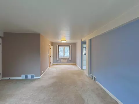 Living - 2623 Central St #2E, Evanston, IL 60201 photo 4 of 4