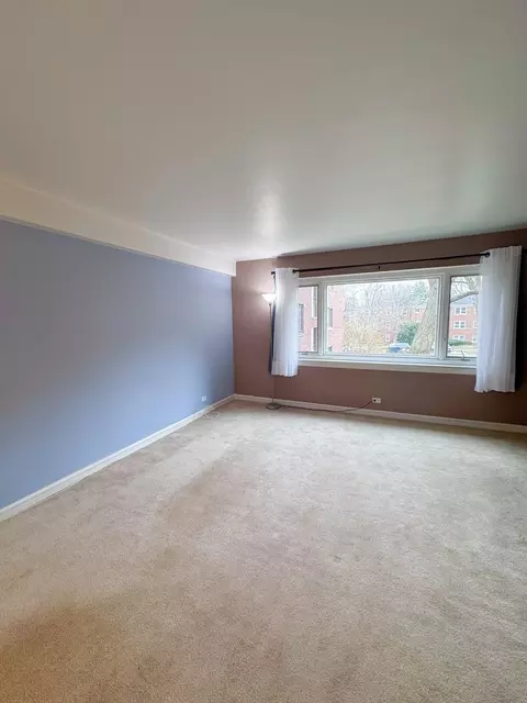 Living - 2623 Central St #2E, Evanston, IL 60201 photo 2 of 4