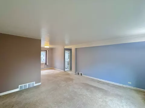 Living - 2623 Central St #2E, Evanston, IL 60201 photo 3 of 4